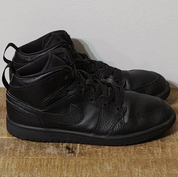 Jordan 1 Mid 'Triple Black Tumbled Leather' (PS) Kid's Size 3Y - Picture 4 of 7